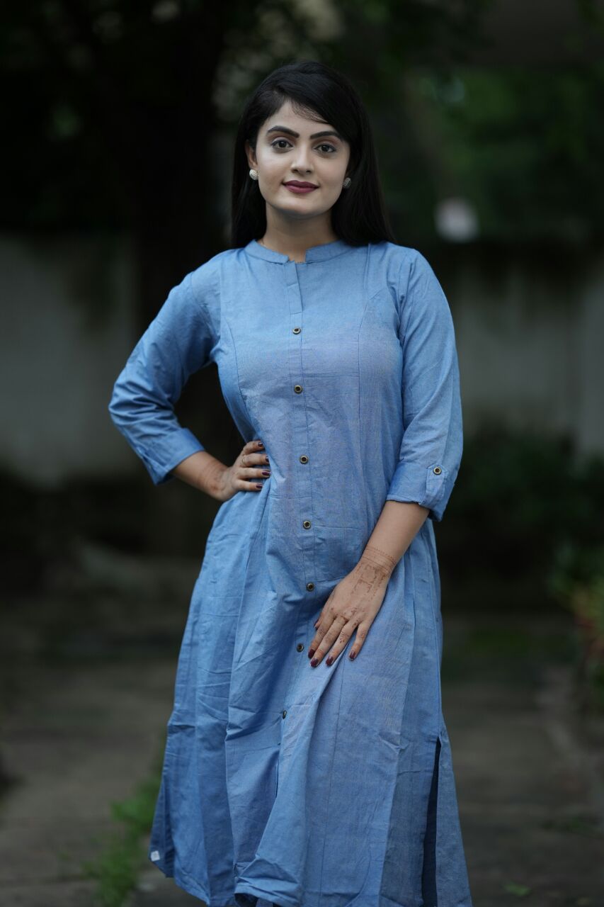 Women Solid Cotton Blend Straight Kurta