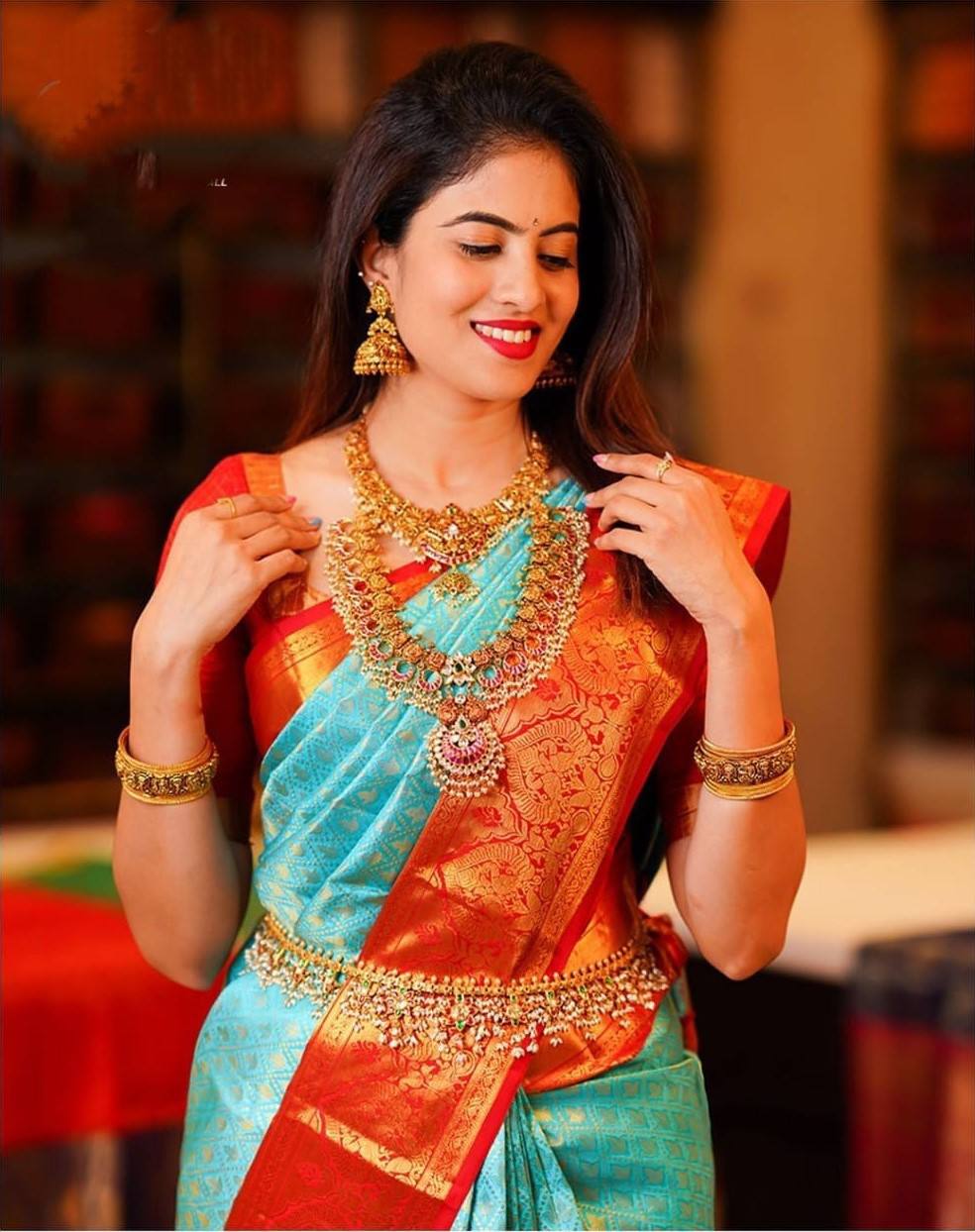 Vibrant Dual-Tone Lichi Silk Saree with Elegant Jacquard Weaving