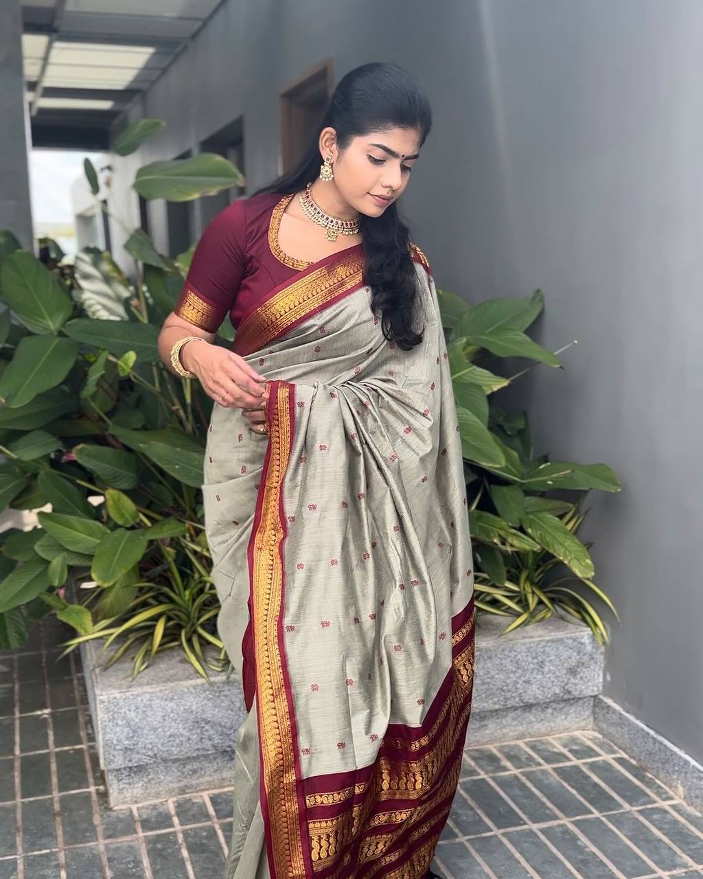 Elegant Lichi Silk Saree with Rich Pallu & Jacquard Weave