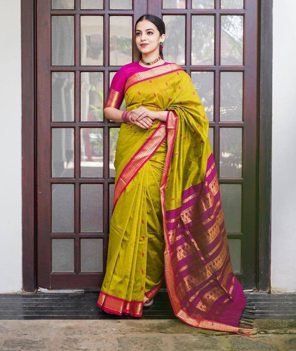 Elegant Lichi Silk Saree with Rich Pallu & Jacquard Weave