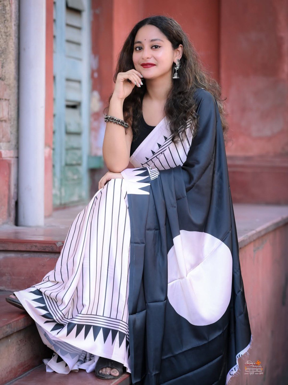 White Multicolor Printed Crepe Silk Ready-to-Wear Saree with Unstitched Silk Blouse
