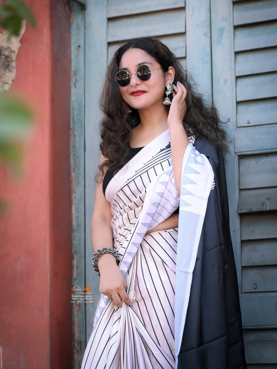 White Multicolor Printed Crepe Silk Ready-to-Wear Saree with Unstitched Silk Blouse