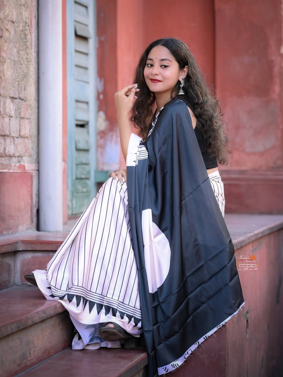 White Multicolor Printed Crepe Silk Ready-to-Wear Saree with Unstitched Silk Blouse