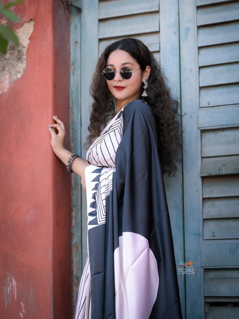 White Multicolor Printed Crepe Silk Ready-to-Wear Saree with Unstitched Silk Blouse
