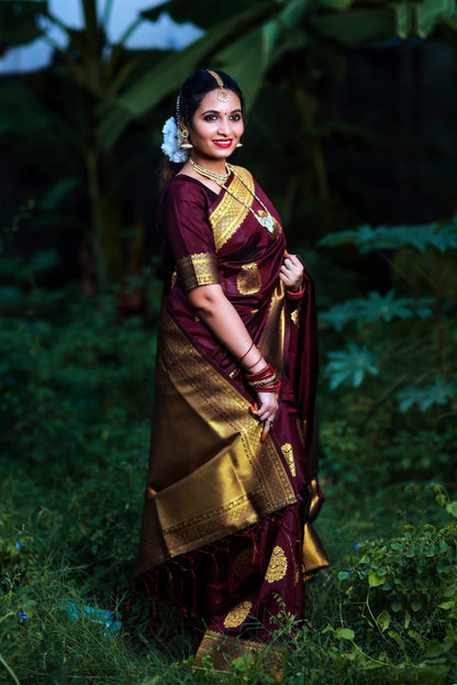 Royal Kanjivaram Golden Zari Woven Silk Saree With Blouse Piece - BROWN