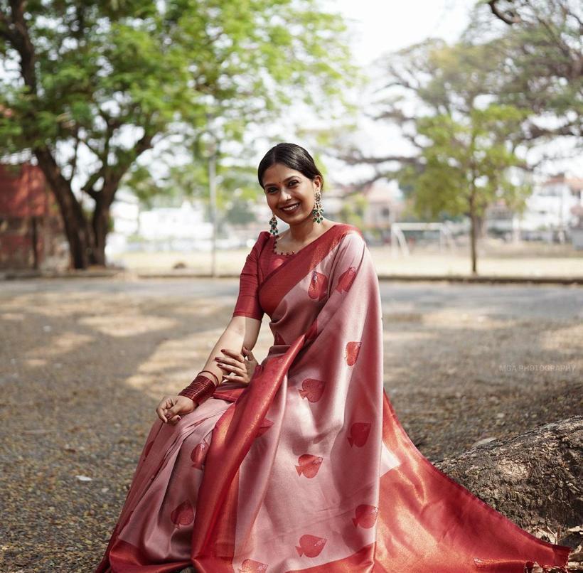 Red and Pink Colour Kanjivaram Woven Silk Saree With Blouse Piece