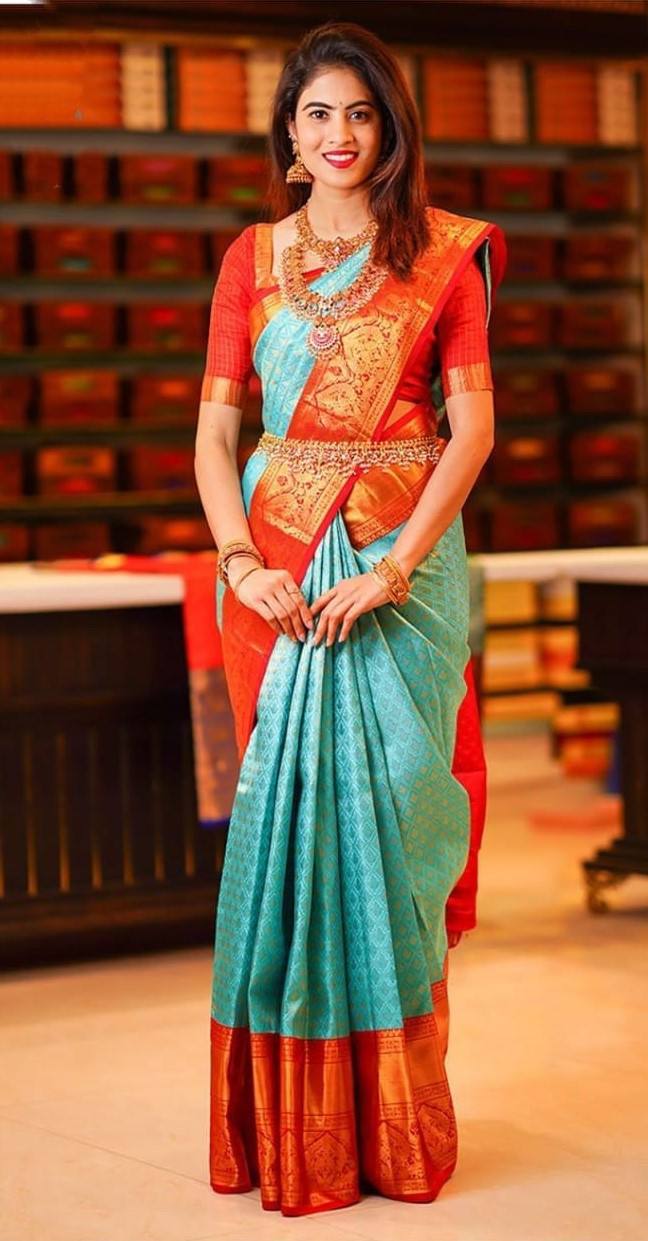 Vibrant Dual-Tone Lichi Silk Saree with Elegant Jacquard Weaving