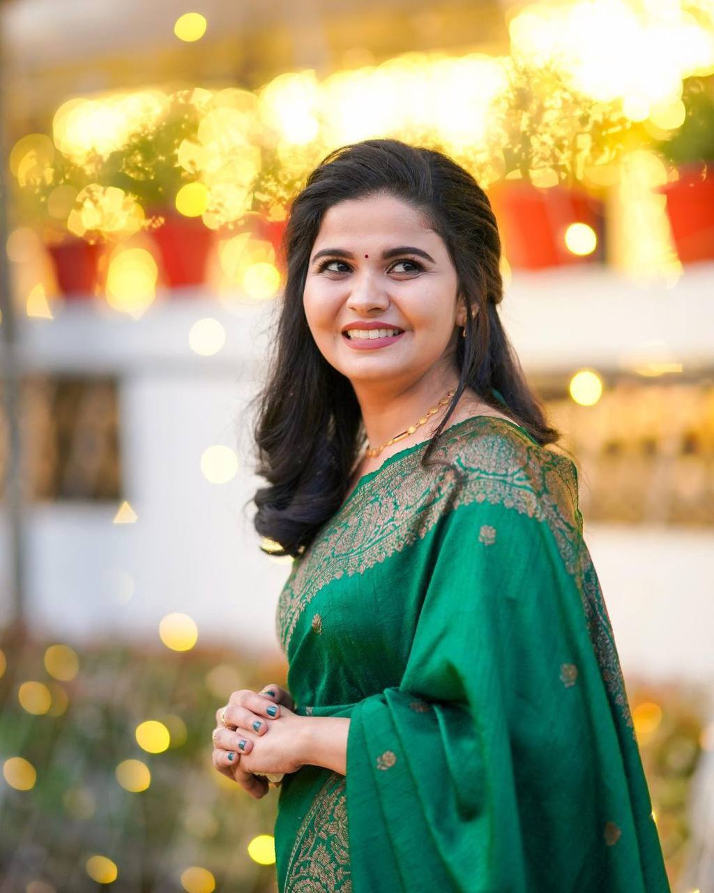 Elegant Bottle Green Lichi Silk Saree with Rich Pallu & Jacquard Weaving