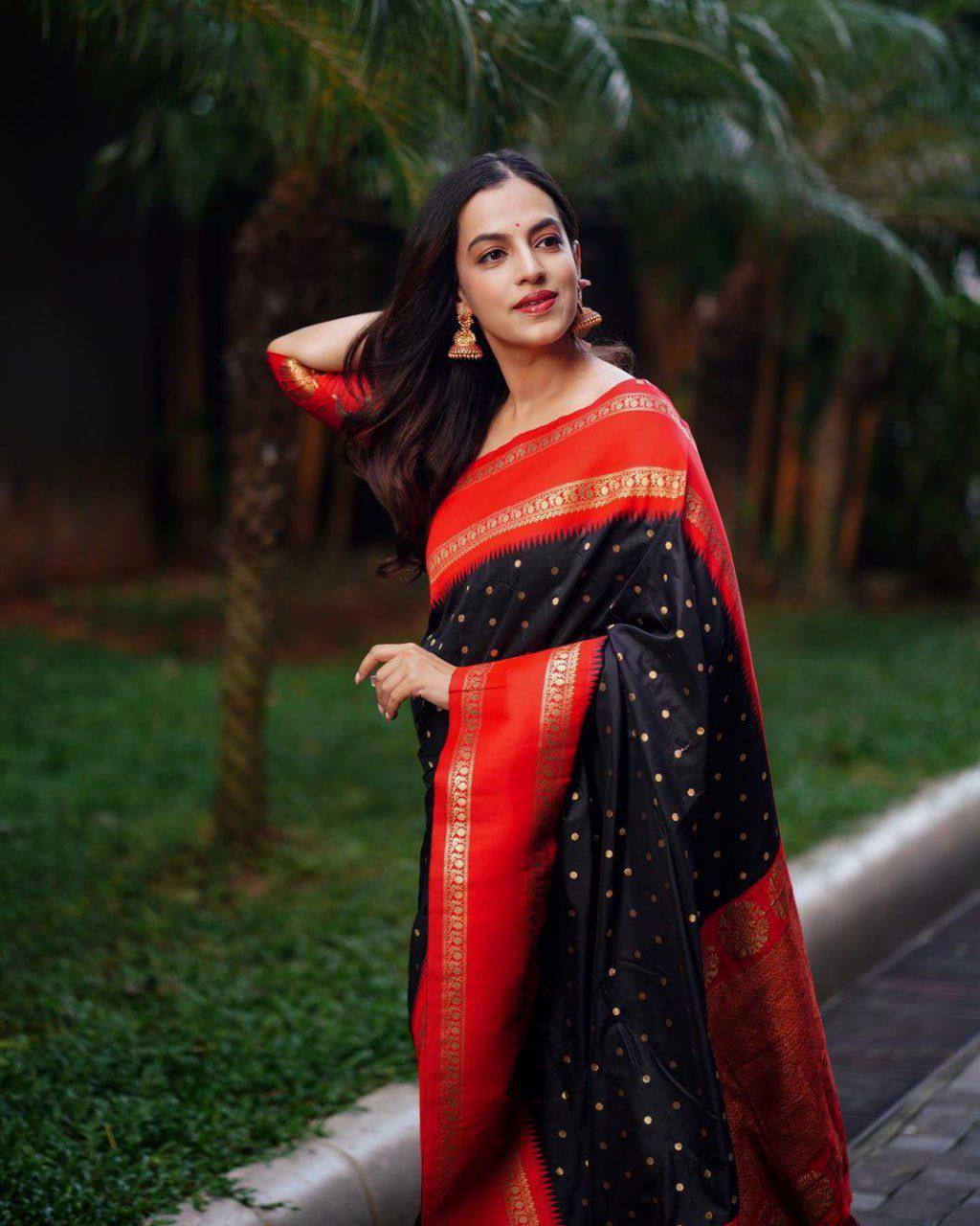 Elegant Black & Red Silk Saree with Golden Zari Border – Traditional Festive Wear
