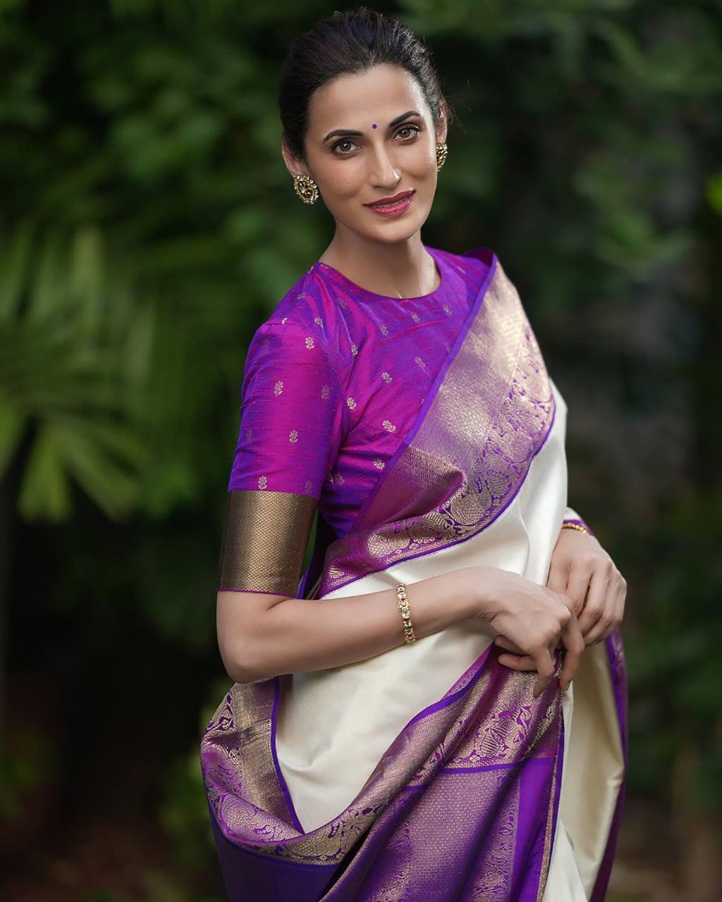 Elegant Soft Lichi Silk Saree with Rich Pallu & Jacquard Work