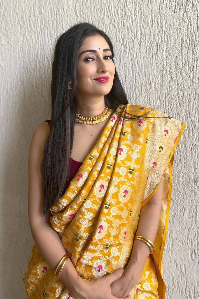 Graceful Lichi Silk Saree with Rich Pallu & Beautiful Tassels