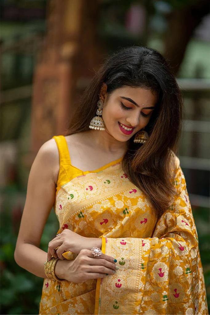 Graceful Lichi Silk Saree with Rich Pallu & Beautiful Tassels