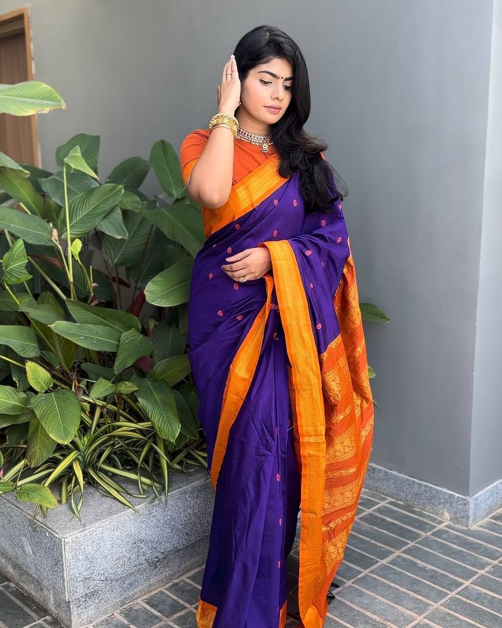 Elegant Lichi Silk Saree with Rich Pallu & Jacquard Weave