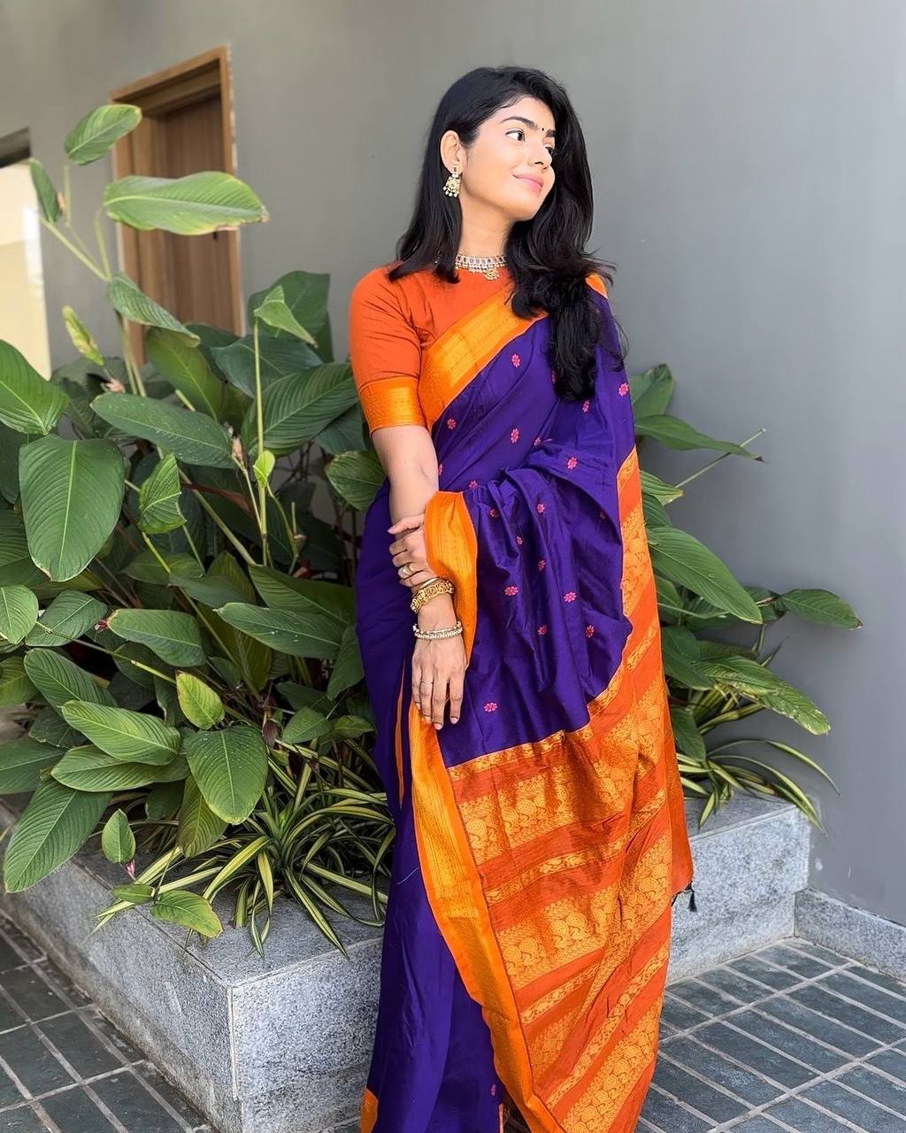 Elegant Lichi Silk Saree with Rich Pallu & Jacquard Weave