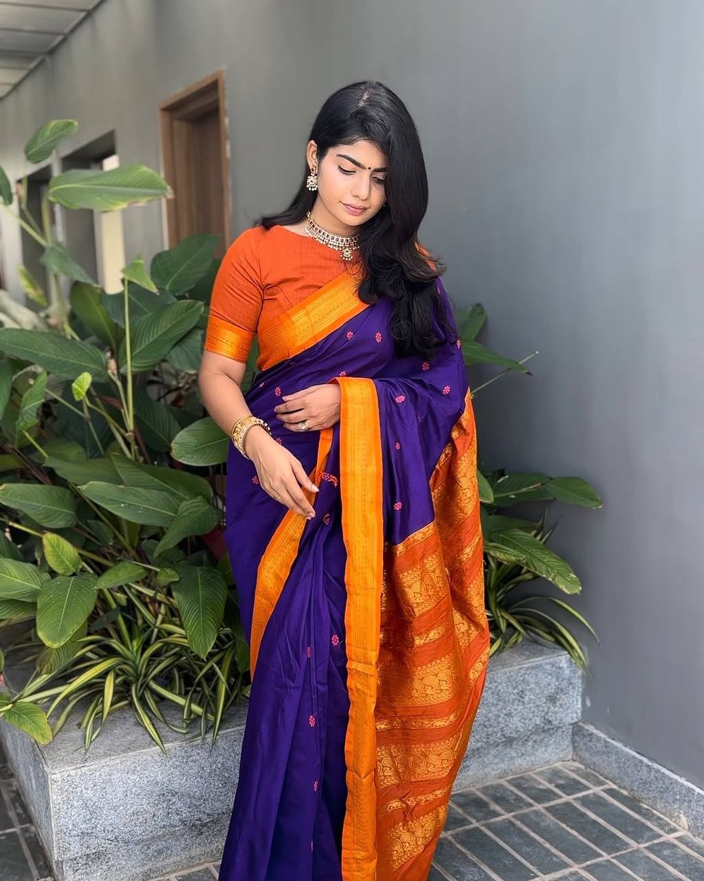 Elegant Lichi Silk Saree with Rich Pallu & Jacquard Weave