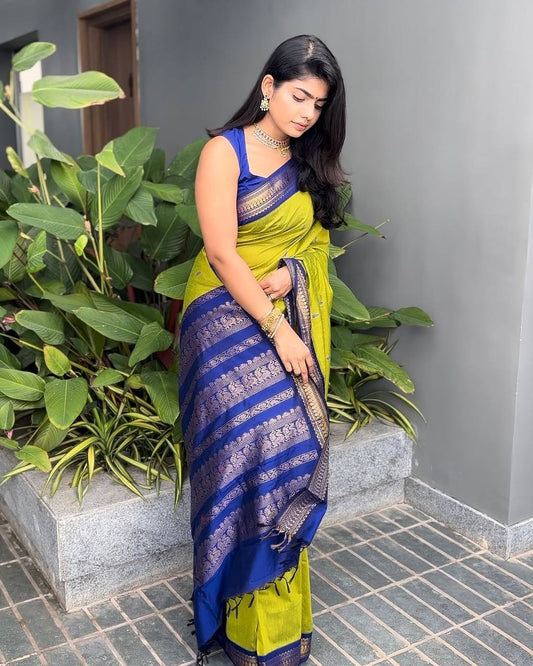 Elegant Lichi Silk Saree with Rich Pallu & Jacquard Weave