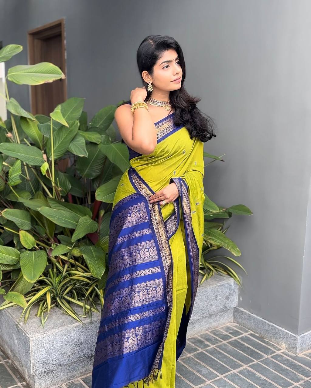 Elegant Lichi Silk Saree with Rich Pallu & Jacquard Weave