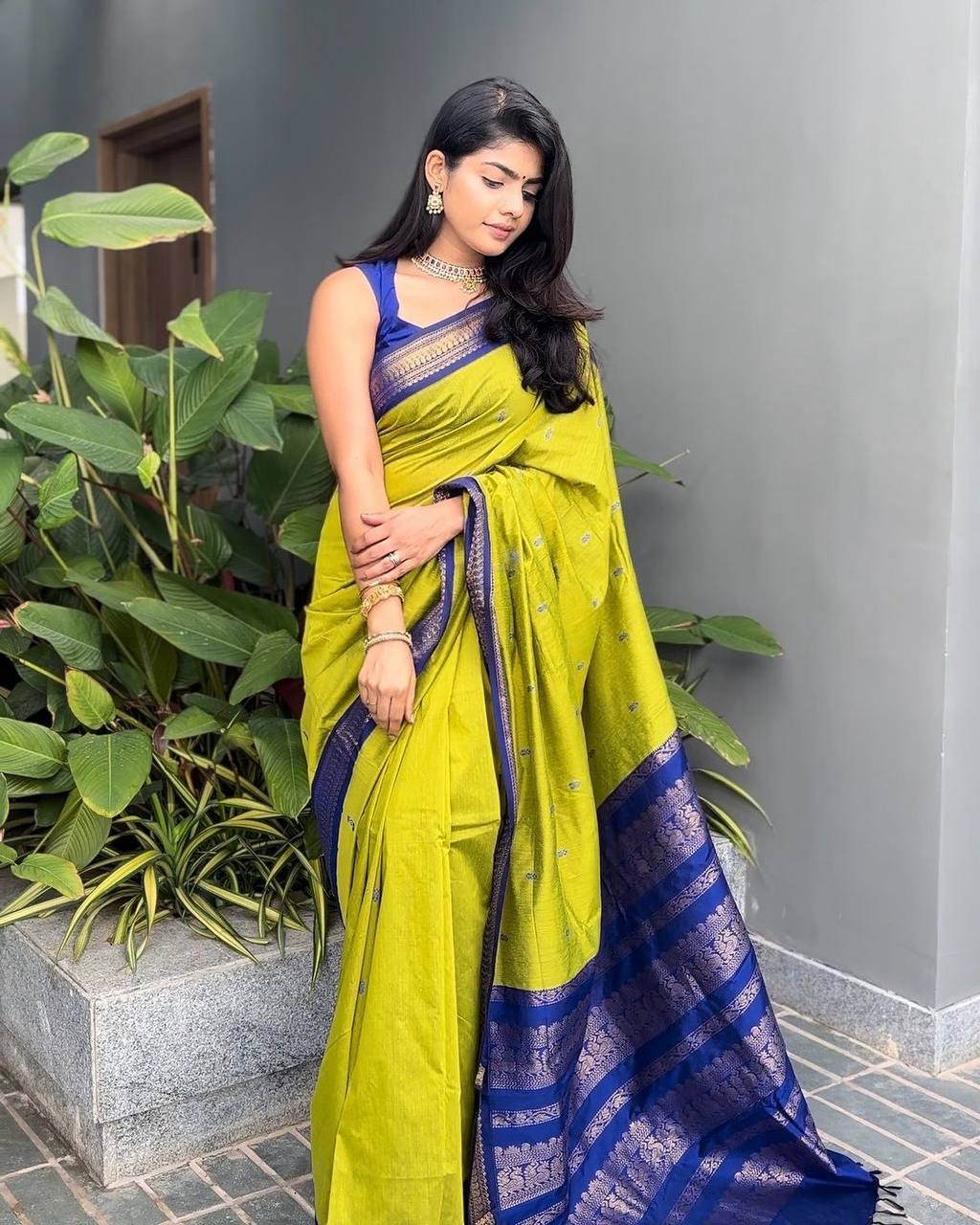 Elegant Lichi Silk Saree with Rich Pallu & Jacquard Weave