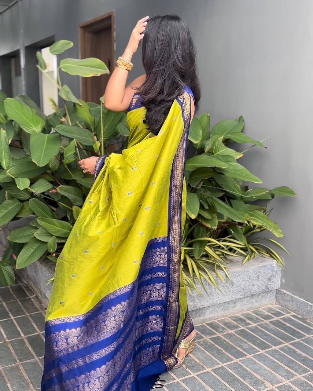 Elegant Lichi Silk Saree with Rich Pallu & Jacquard Weave