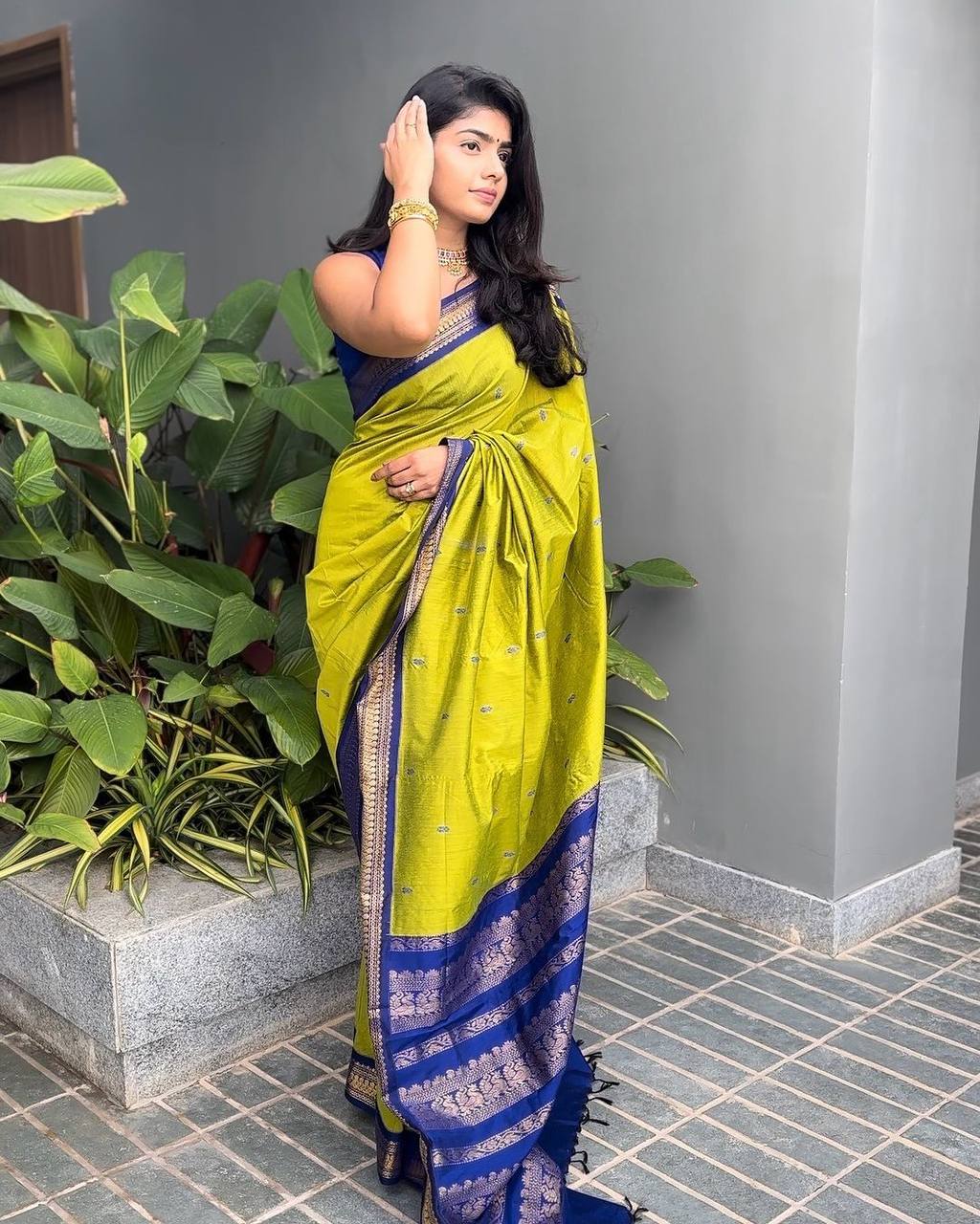 Elegant Lichi Silk Saree with Rich Pallu & Jacquard Weave