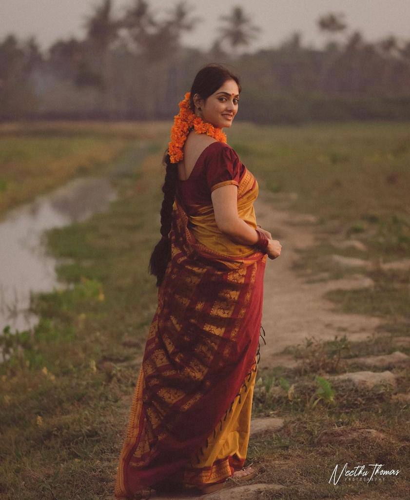 Elegant Lichi Silk Saree with Rich Pallu &amp; Jacquard Weave