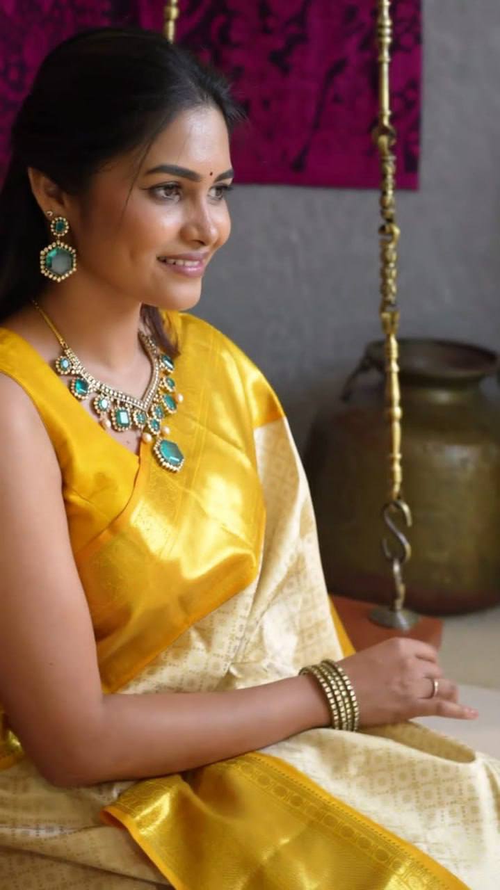 Elegant Soft Lichi Silk Saree with Rich Jacquard Work & Designer Pallu