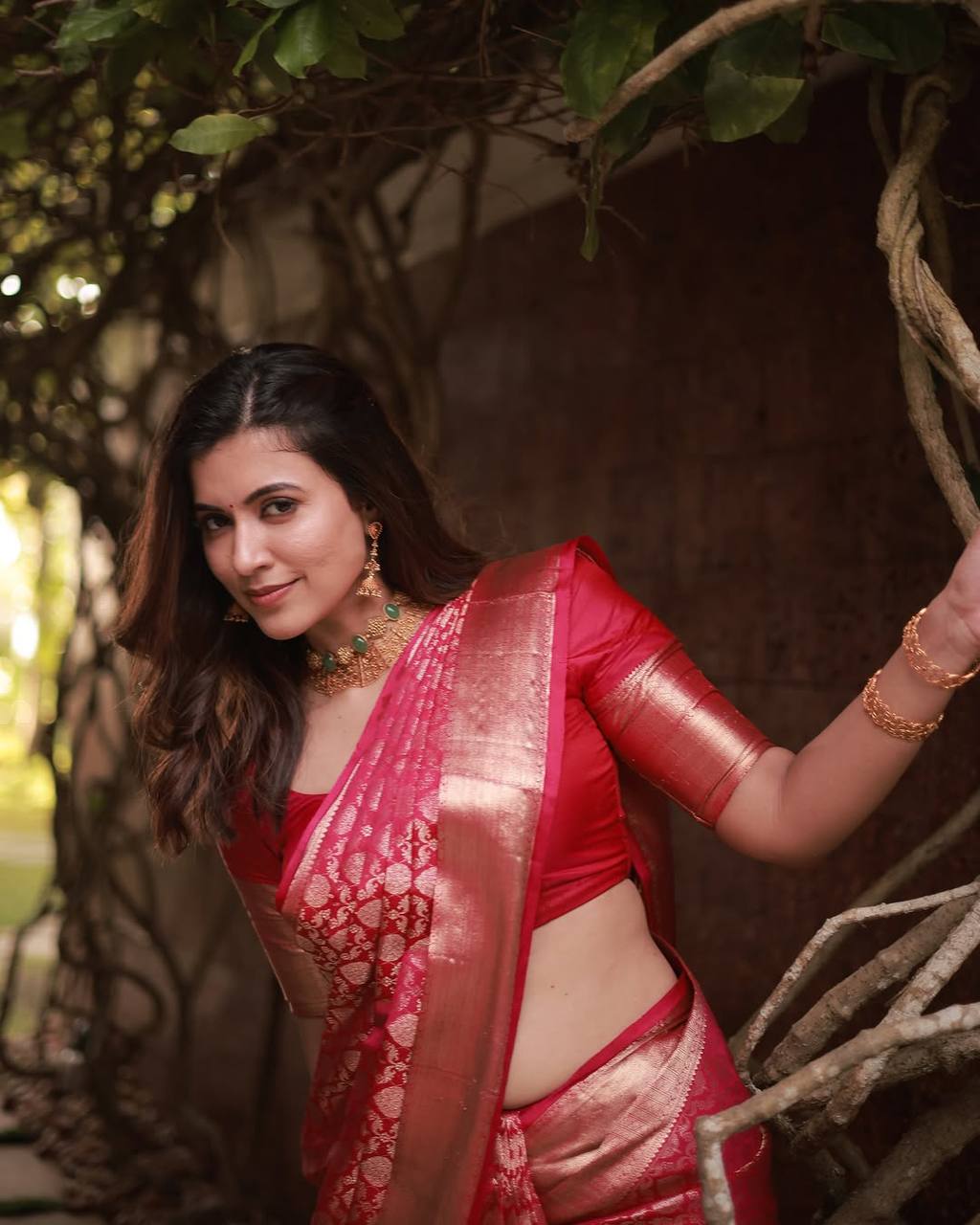Radiant Red Silk Saree with Golden Tissue Border – Elegant Festive & Wedding Wear